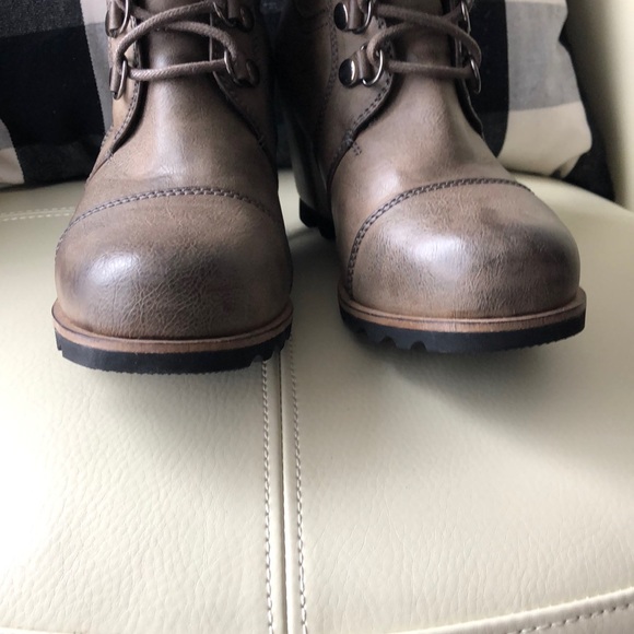 Great boots. 🥾 - Picture 3 of 7